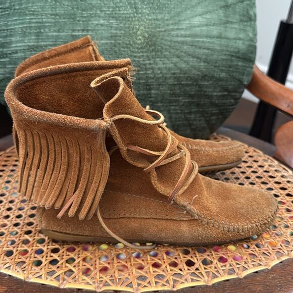 Minnetonka Tramper Tobacco Suede Lace Up Moccasin Fringe Booties - Picture 2 of 7
